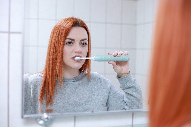 Brushing teeth with an electric toothbrush